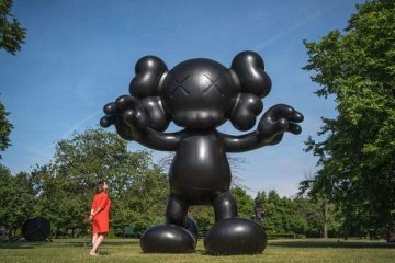 Санкт-Петербург: Скульптуру известного американского поп-художника KAWS решили установить во дворе Эрмитажа Санкт-Петербург: Скульптуру известного американского поп-художника KAWS решили установить во дворе Эрмитажа