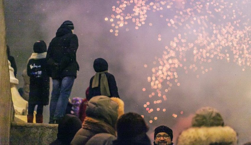 Санкт-Петербург: Салютные залпы под мирным небом Санкт-Петербург: Салютные залпы под мирным небом