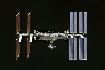 Мир: Астронавты завершили на МКС подготовку к плановому выходу в открытый космос Мир: Астронавты завершили на МКС подготовку к плановому выходу в открытый космос