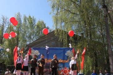 Костромская область: В день Победы в Чухломе запустили в небо красные шары с бумажными белыми птицами Костромская область: В день Победы в Чухломе запустили в небо красные шары с бумажными белыми птицами