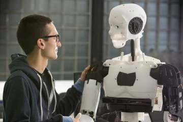 Свердловская область: Тюменские ученые создали робота, передающего на расстояние тактильные ощущения Свердловская область: Тюменские ученые создали робота, передающего на расстояние тактильные ощущения