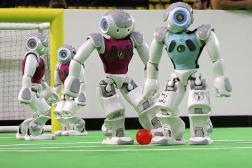 Роботы-футболисты казанских ученых смогут сыграть с людьми через пять-десять лет Роботы-футболисты казанских ученых смогут сыграть с людьми через пять-десять лет