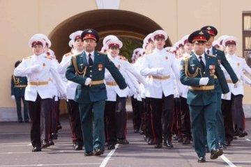 Командующий войсками ЗВО вручил аттестаты петербургским суворовцам Командующий войсками ЗВО вручил аттестаты петербургским суворовцам