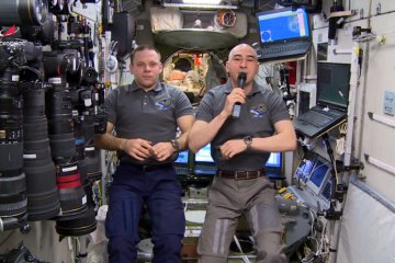 Россия: Космонавты передали весточку землянам 