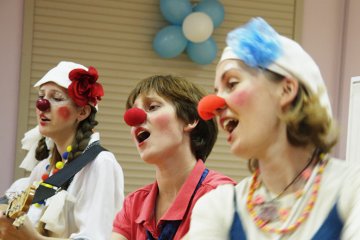Санкт-Петербург: Арт-терапевтический проект «Поющие клоуны»