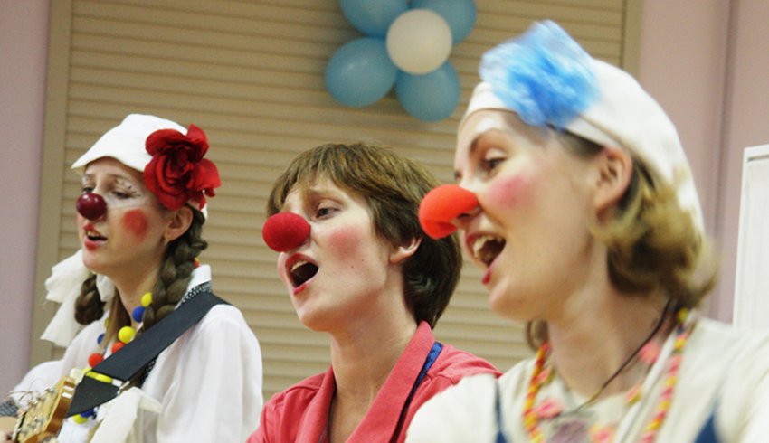 Санкт-Петербург: Арт-терапевтический проект «Поющие клоуны»