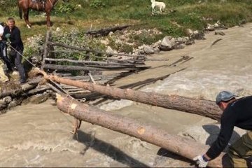 Свердловская область: Студенты Екатеринбурга построили мост для туристов в национальном парке «Приэльбрусье» Свердловская область: Студенты Екатеринбурга построили мост для туристов в национальном парке «Приэльбрусье»