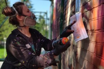 Россия: Студенты рисуют граффити, а школьники - картины заката
