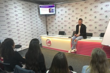 Санкт-Петербург: Режиссер канала Первый Молодежный Олег Трифонов провел мастер-класс по медиаискусству Санкт-Петербург: Режиссер канала Первый Молодежный Олег Трифонов провел мастер-класс по медиаискусству