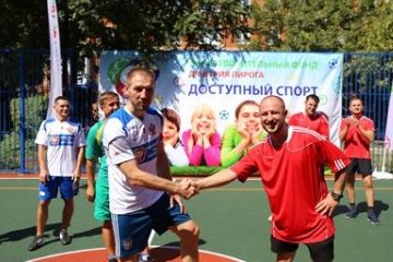 Краснодарский край: Пирог и Бузникин сыграли с детьми в футбол на открытии спортплощадки в Краснодаре Краснодарский край: Пирог и Бузникин сыграли с детьми в футбол на открытии спортплощадки в Краснодаре