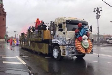 Москва: В центре Москвы прошёл парад-карнавал, посвящёенный Всемирнму фестивалю молодёжи и студентов Москва: В центре Москвы прошёл парад-карнавал, посвящёенный Всемирнму фестивалю молодёжи и студентов