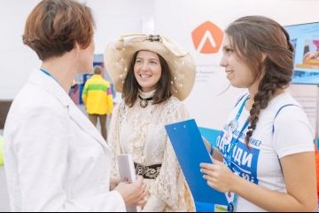Краснодарский край: Волонтеры ВФМС 2017 предлагают гостям записать на камеру, как они читают свои любимые стихи Краснодарский край: Волонтеры ВФМС 2017 предлагают гостям записать на камеру, как они читают свои любимые стихи