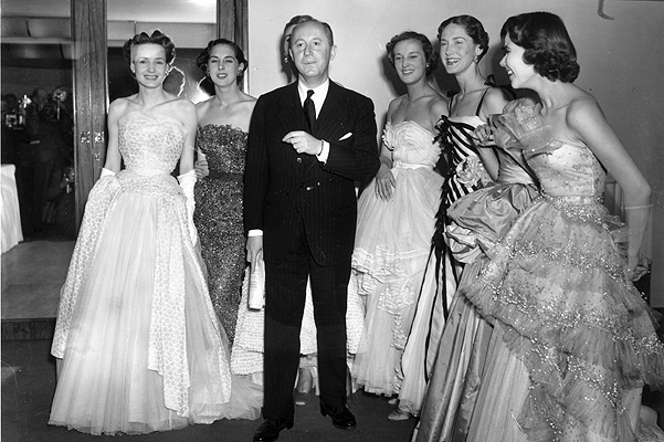 Картинки по запросу 1946 - Кристиан Диор открыл в Париже модный дом.